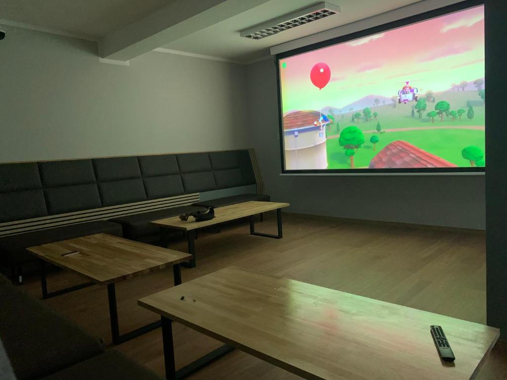 Dzieci bawiące się w apartamencie